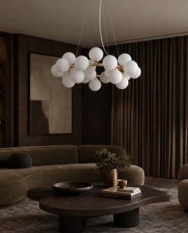 Złota lampa wisząca MARSIADA z białymi kulami w luksusowym salonie z ciemnymi meblami