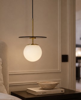 Nowoczesna kula Daltona Lumina Deco nad stolikiem nocnym w eleganckiej sypialni