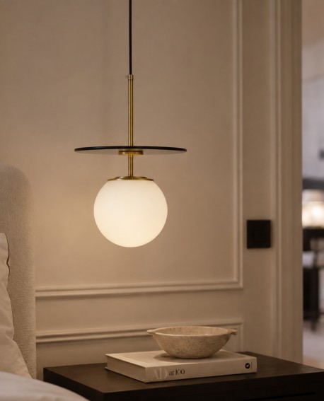 Nowoczesna kula Daltona Lumina Deco nad stolikiem nocnym w eleganckiej sypialni