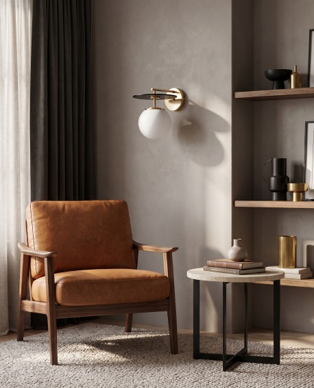 Kinkiet w salonie z regałem nowoczesny czarno złoty design do eleganckich wnętrz