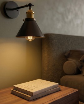 Czarny metalowy kinkiet ścienny GUBI Lumina Deco oświetlający miejsce do czytania w sypialni