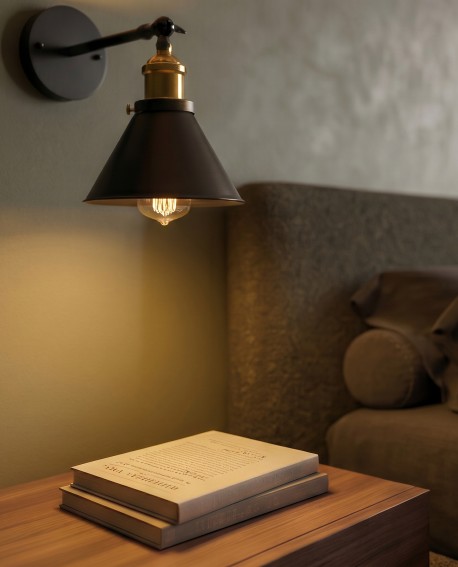 Czarny metalowy kinkiet ścienny GUBI Lumina Deco oświetlający miejsce do czytania w sypialni