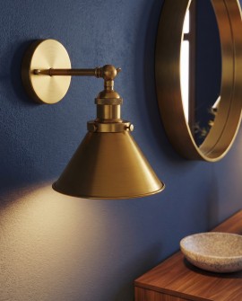 Kinkiet mosiężny GUBI Lumina Deco przy lustrze na granatowej ścianie w nowoczesnym wnętrzu