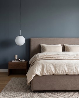 Biało chromowana lampa wisząca glamour tworzy przytulny klimat sypialni