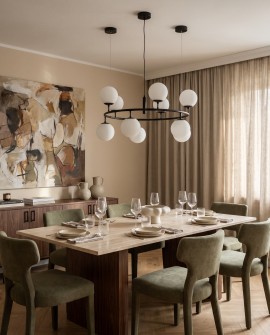 Nowoczesna lampa wisząca Lumina Deco CEREDO NEO W10 nad stołem w jadalni z zielonymi krzesłami