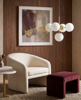 Złota lampa wisząca z pięcioma białymi kloszami do eleganckiego salonu