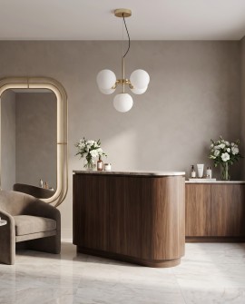 Złota lampa wisząca STELVIO W5 z pięcioma kloszami w eleganckim holu
