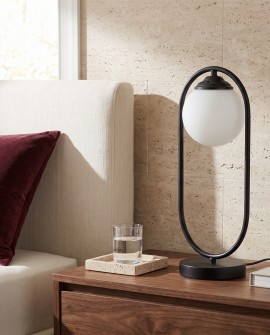 Czarna metalowa lampa biurkowa VERO W1 Lampit na szafce nocnej obok łóżka