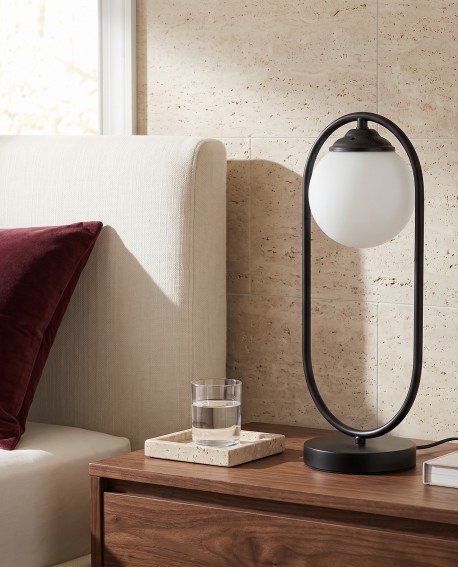 Czarna metalowa lampa biurkowa VERO W1 Lampit na szafce nocnej obok łóżka
