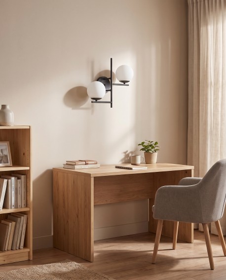 Lampa ścienna LEDO W2 jako funkcjonalne oświetlenie biurka w gabinecie