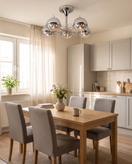 Lampa plafonowa z pięcioma szklanymi kloszami VERONI W5 nad stołem w jadalni