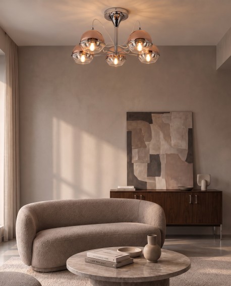 Różowo-złoty sufitowy plafon rozświetla elegancki salon z jasną sofą