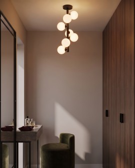 Czarna lampa sufitowa PETRICA W7 z białymi kulami zamontowana w nowoczesnej garderobie
