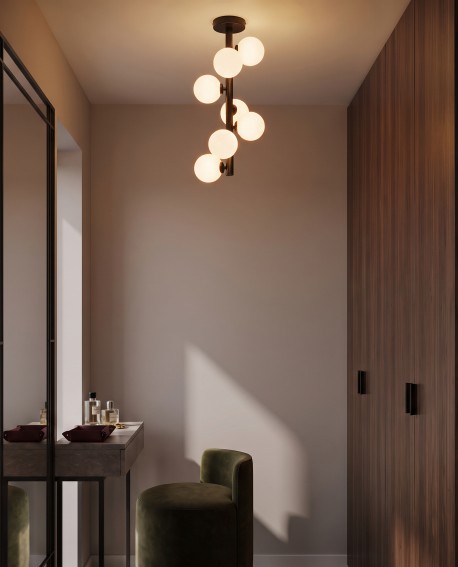 Czarna lampa sufitowa PETRICA W7 z białymi kulami zamontowana w nowoczesnej garderobie