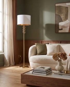 Biało-mosiężna lampa stojąca AZZARIA Lumina Deco jako oświetlenie do salonu z jasną sofą
