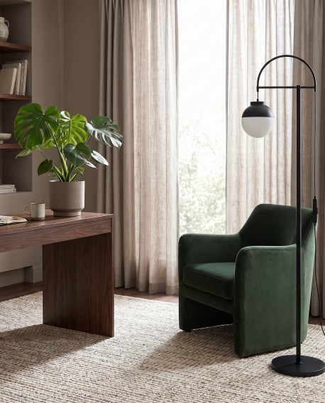 Podłogowa lampa z matowego metalu i szkła aranżowana w eleganckim gabinecie
