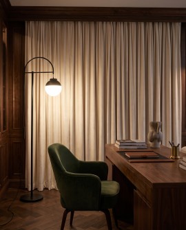 Czarna lampa podłogowa Lumina Deco BERTINI z białym kloszem w wieczornym oświetleniu