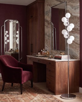 Nowoczesna chromowana lampa stojąca PETRICA W9 przy toaletce w eleganckiej sypialni