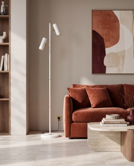 Biało-mosiężna lampa podłogowa MIRA jako elegancki akcent świetlny przy wypoczynku w nowoczesnym wnętrzu
