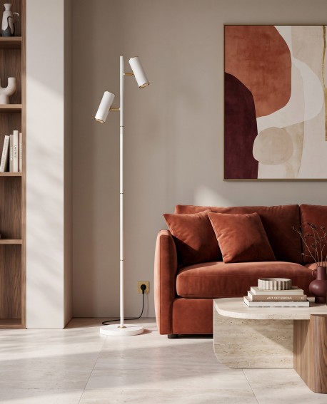 Biało-mosiężna lampa podłogowa MIRA jako elegancki akcent świetlny przy wypoczynku w nowoczesnym wnętrzu