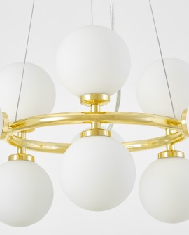 Lampa wisząca z 9 kulistymi kloszami na złotej konstrukcji widok pod kątem