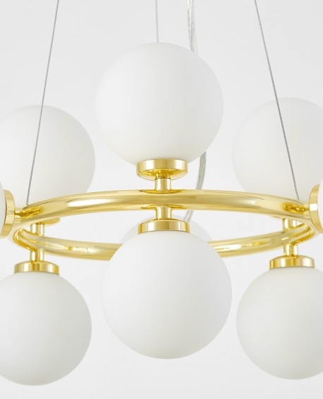Lampa wisząca z 9 kulistymi kloszami na złotej konstrukcji widok pod kątem