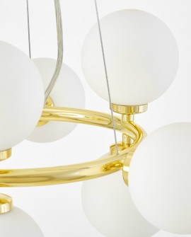 Fragment lampy sufitowej MARSIADA W9 biała kula na złotej obręczy