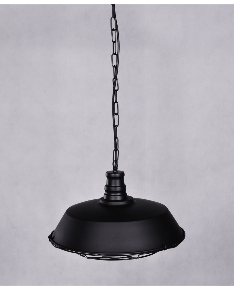 Czarna lampa wisząca z metalowym kloszem i łańcuchem