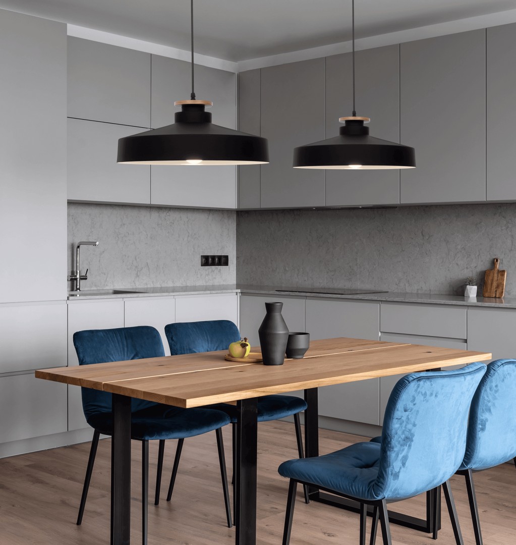 czarna lampa wisząca nad stół w kuchni z szerokim kloszem i drewnem model LUDOR od LuminaDeco do jadalni i aneksu