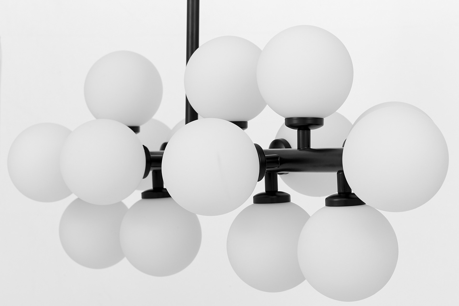 NOWOCZESNA LAMPA WISZĄCA CZARNA PETRICA W16 we wnętrzu