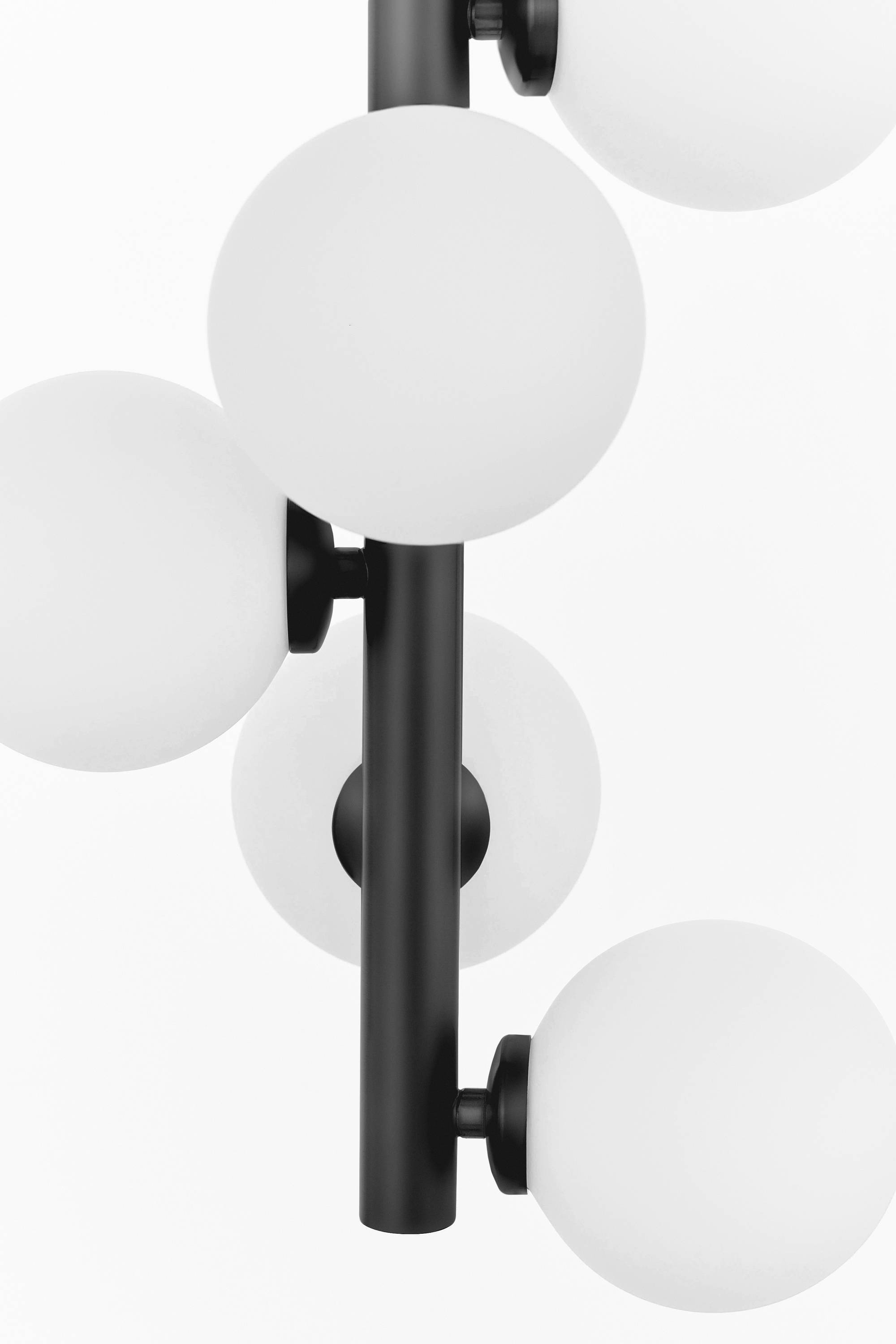 Wyjątkowość nowoczesnej lampy sufitowej PETRICA W7