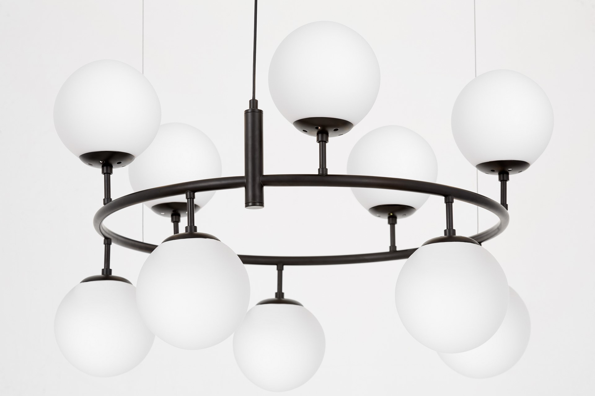 Wyjątkowość Nowoczesnej lampy wiszącej czarno-białej CEREDO NEO W10