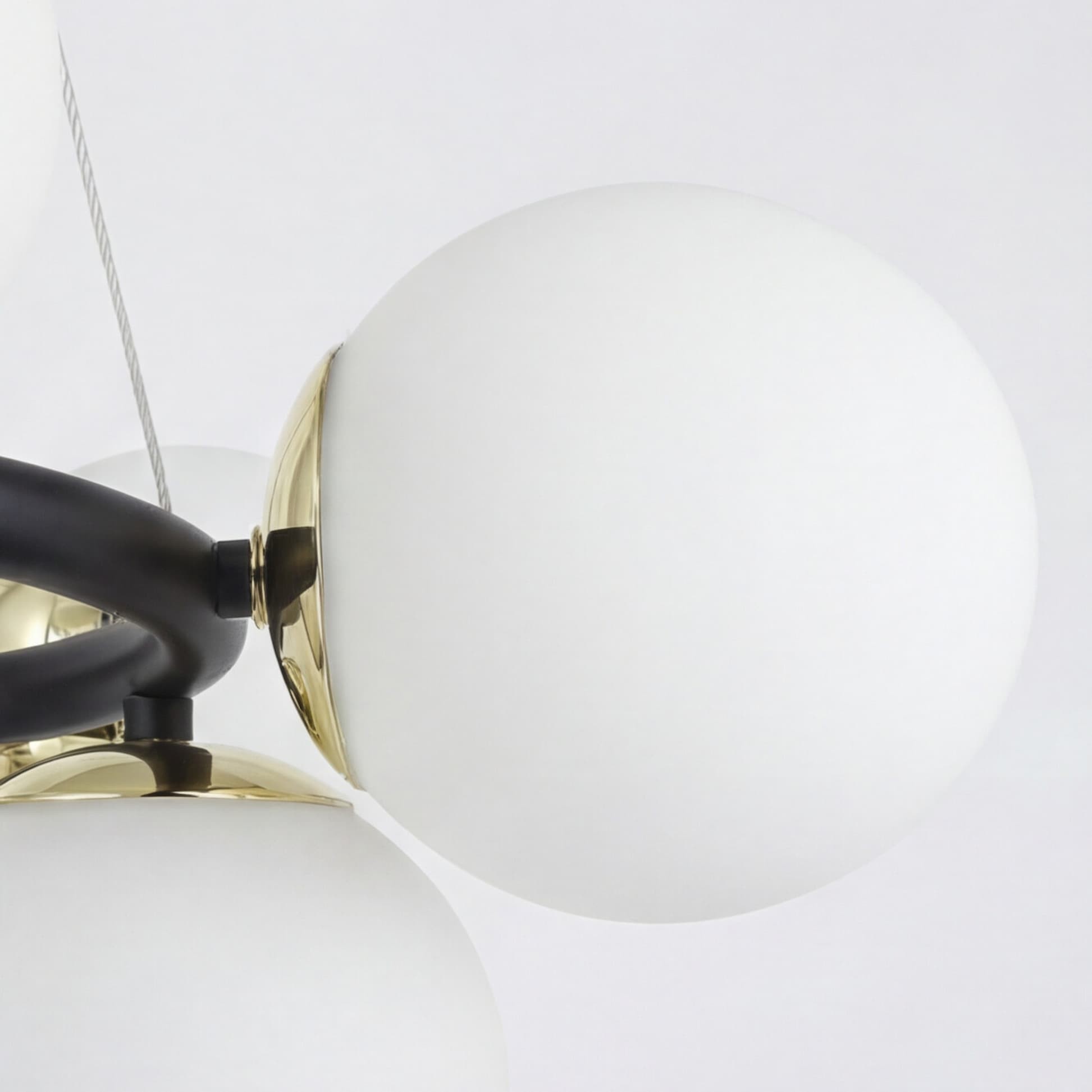 NOWOCZESNA LAMPA WISZĄCA CZARNO-ZŁOTA LEDO W12 we wnętrzu